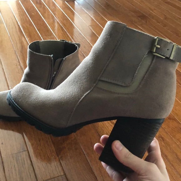 SOLD ON CURTSY - Picture 2 of 4